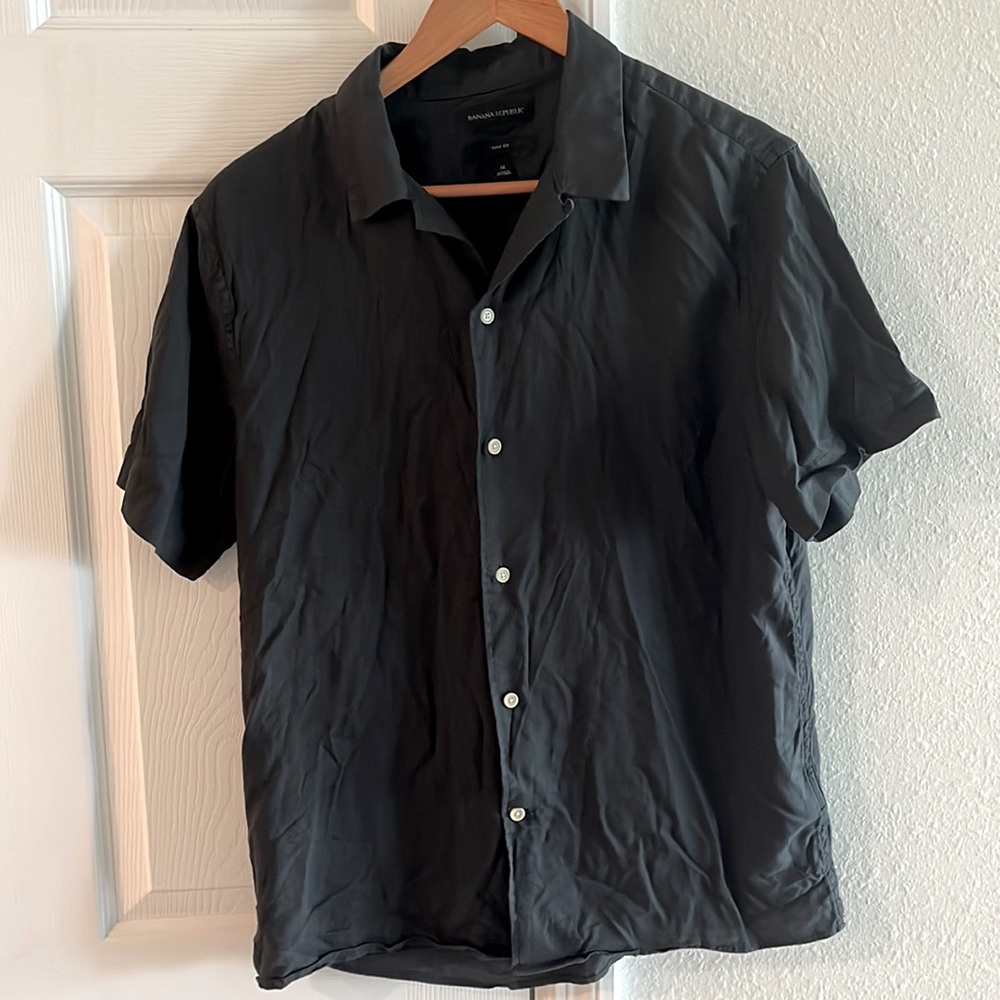 Like new! Men’s Black cotton material button up!